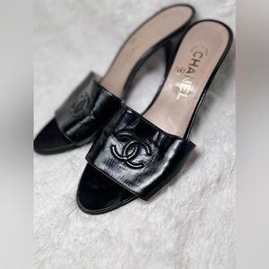 Vintage 1990s Chanel patent leather stylish heels